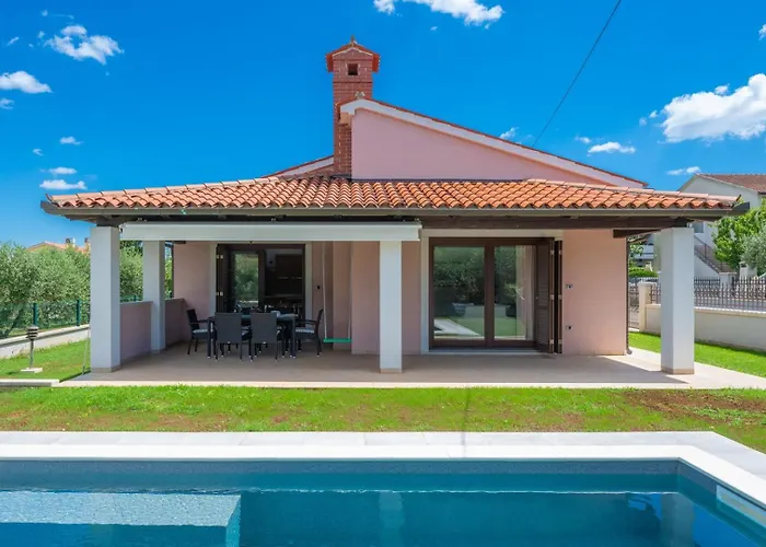 Olive Tree Oasis With Heated Pool 펜션