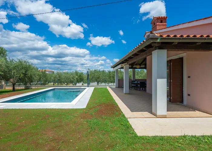 펜션 Olive Tree Oasis With Heated Pool 스틴잔