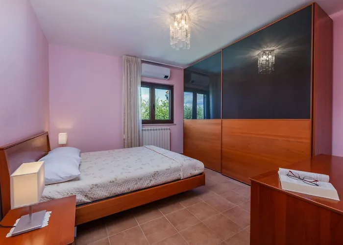 펜션 Olive Tree Oasis With Heated Pool