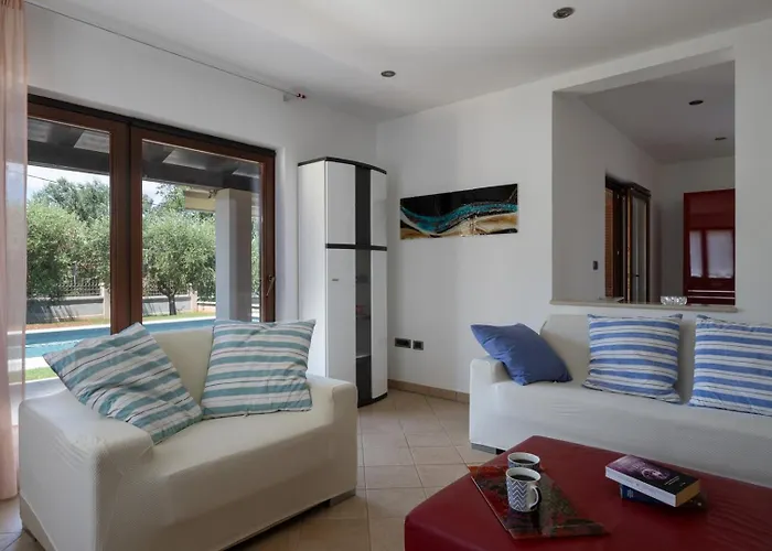 펜션 Olive Tree Oasis With Heated Pool *