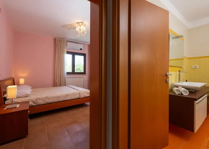 Olive Tree Oasis With Heated Pool 펜션