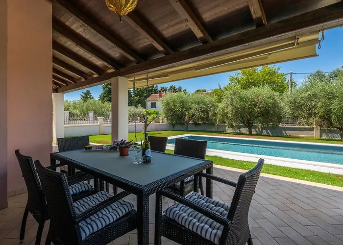 펜션 Olive Tree Oasis With Heated Pool *