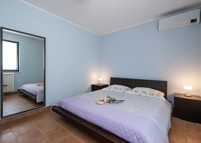 펜션 Olive Tree Oasis With Heated Pool 스틴잔