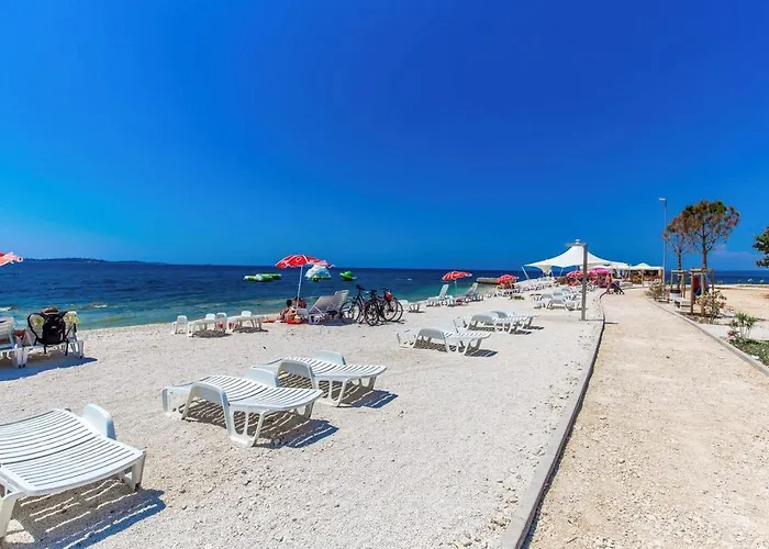 펜션 Olive Tree Oasis With Heated Pool