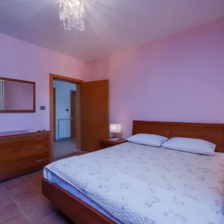 Dom wakacyjny Olive Tree Oasis With Heated Pool Štinjan